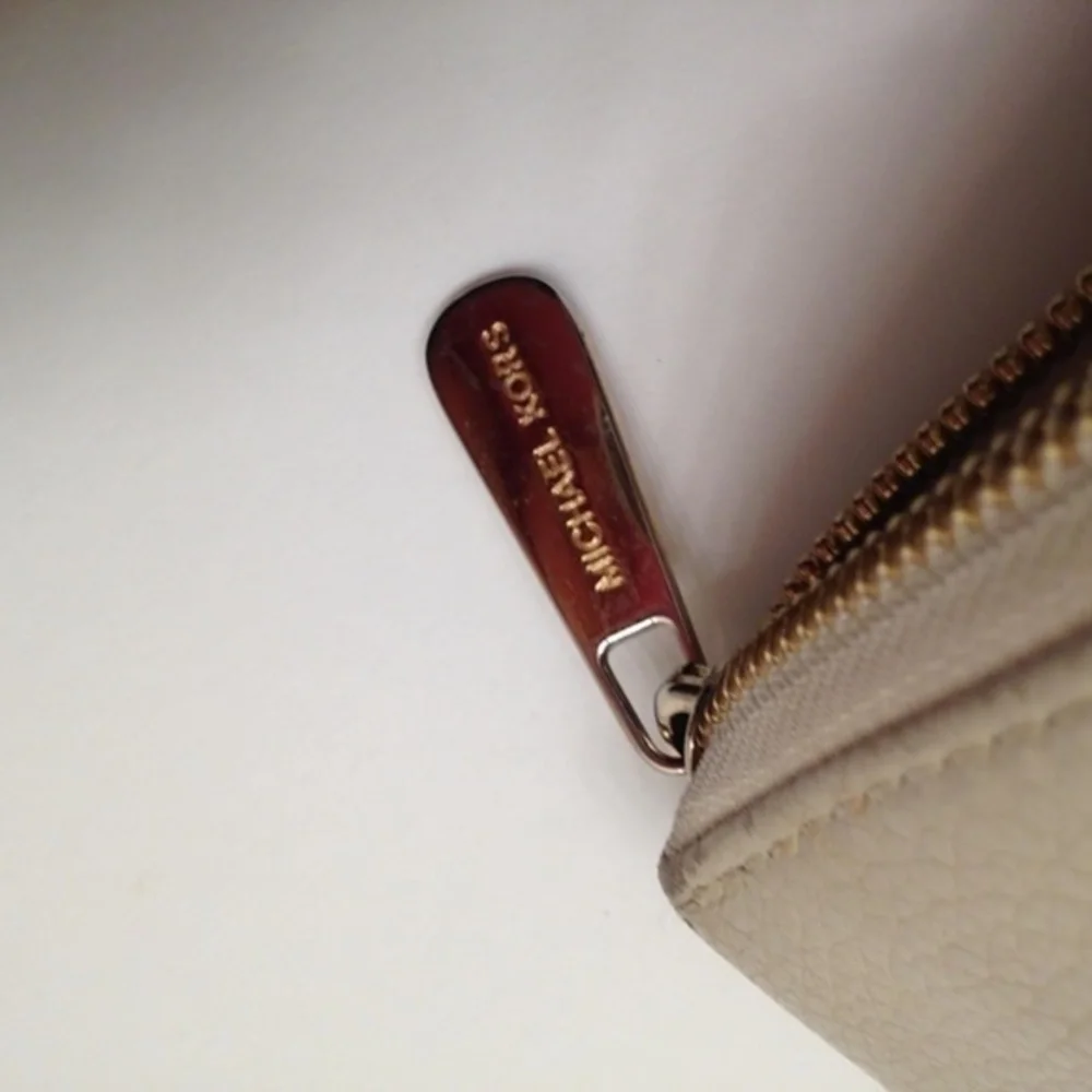MICHAEL KORS CREAM LEATHER ZIPPER ACCORDION WALLET